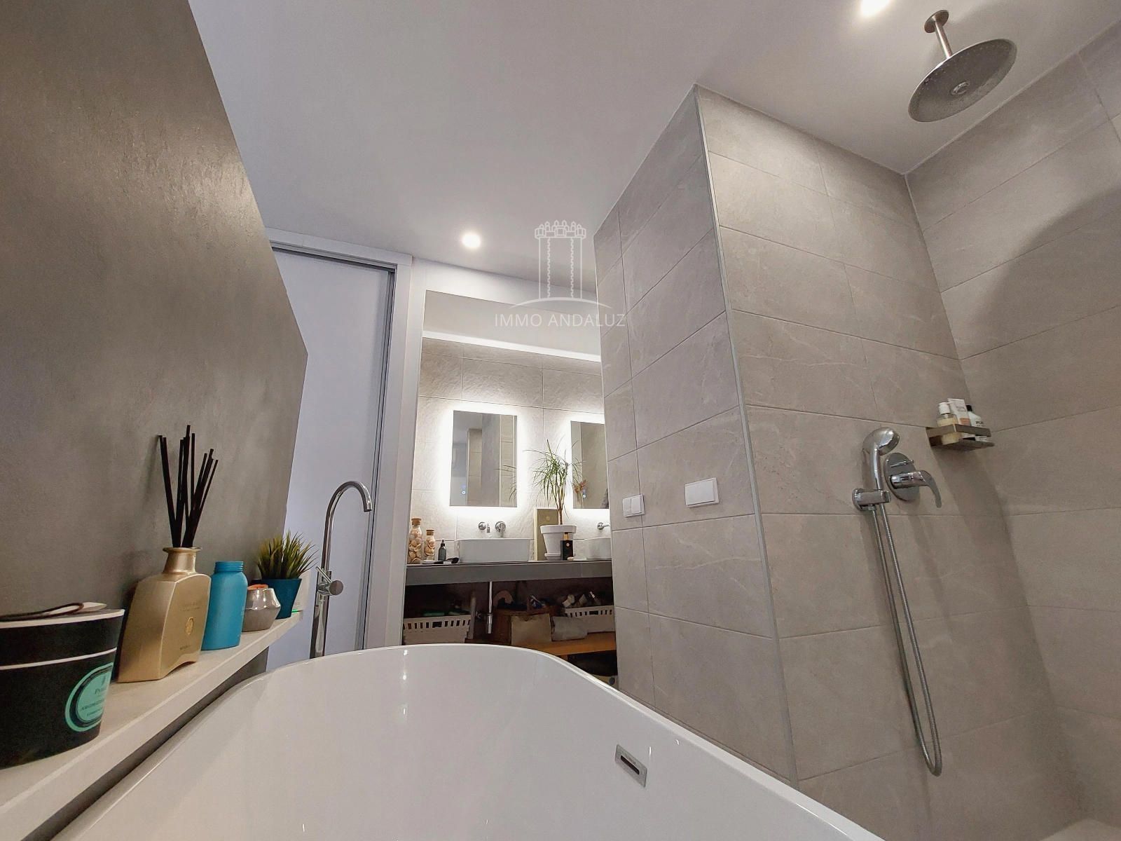 Lujosa y moderna villa de 3 dormitorios y 3 baños con piscina privada y jardines paisajísticos, situada en una popular urbanización de golf San Andres - Foto 9