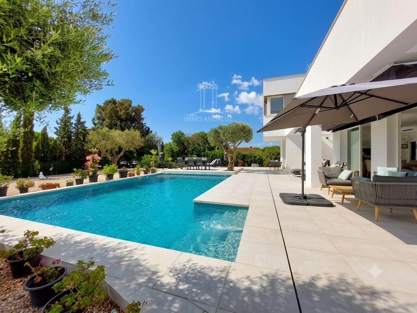 Lujosa y moderna villa de 3 dormitorios y 3 baños con piscina privada y jardines paisajísticos, situada en una popular urbanización de golf San Andres - Foto 3