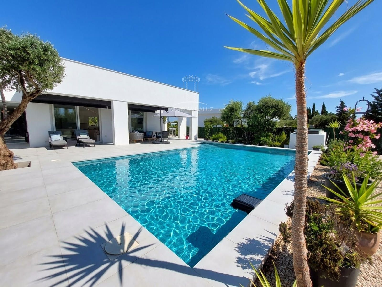 Lujosa y moderna villa de 3 dormitorios y 3 baños con piscina privada y jardines paisajísticos, situada en una popular urbanización de golf San Andres - Foto 2