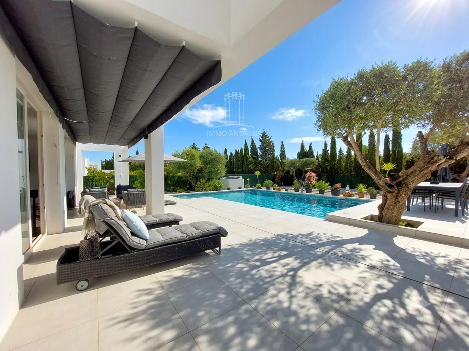 Lujosa y moderna villa de 3 dormitorios y 3 baños con piscina privada y jardines paisajísticos, situada en una popular urbanización de golf San Andres - Foto 8