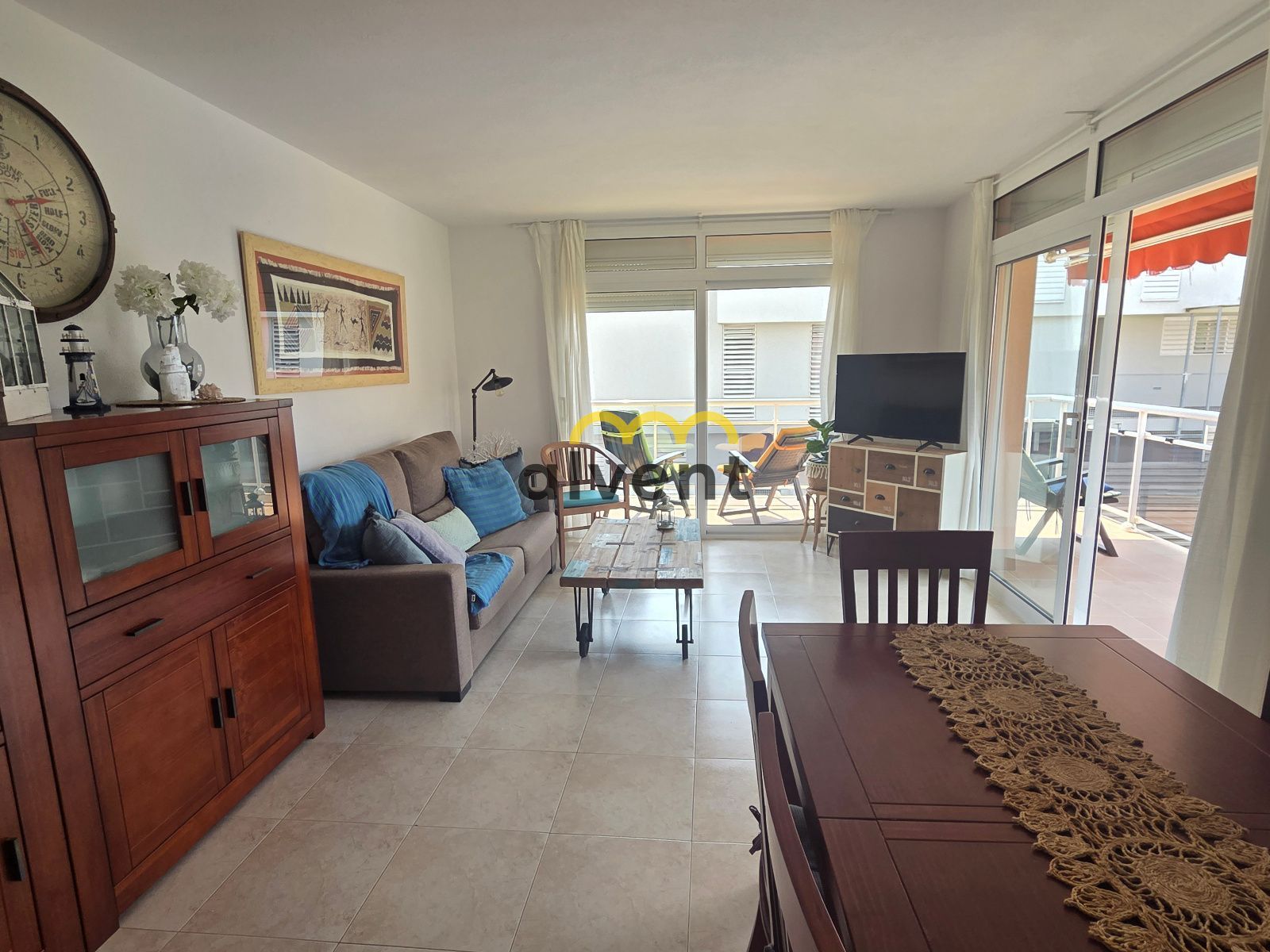 Apartamento con terraza, piscinas y parking doble a 150 m de la playa - Foto 1