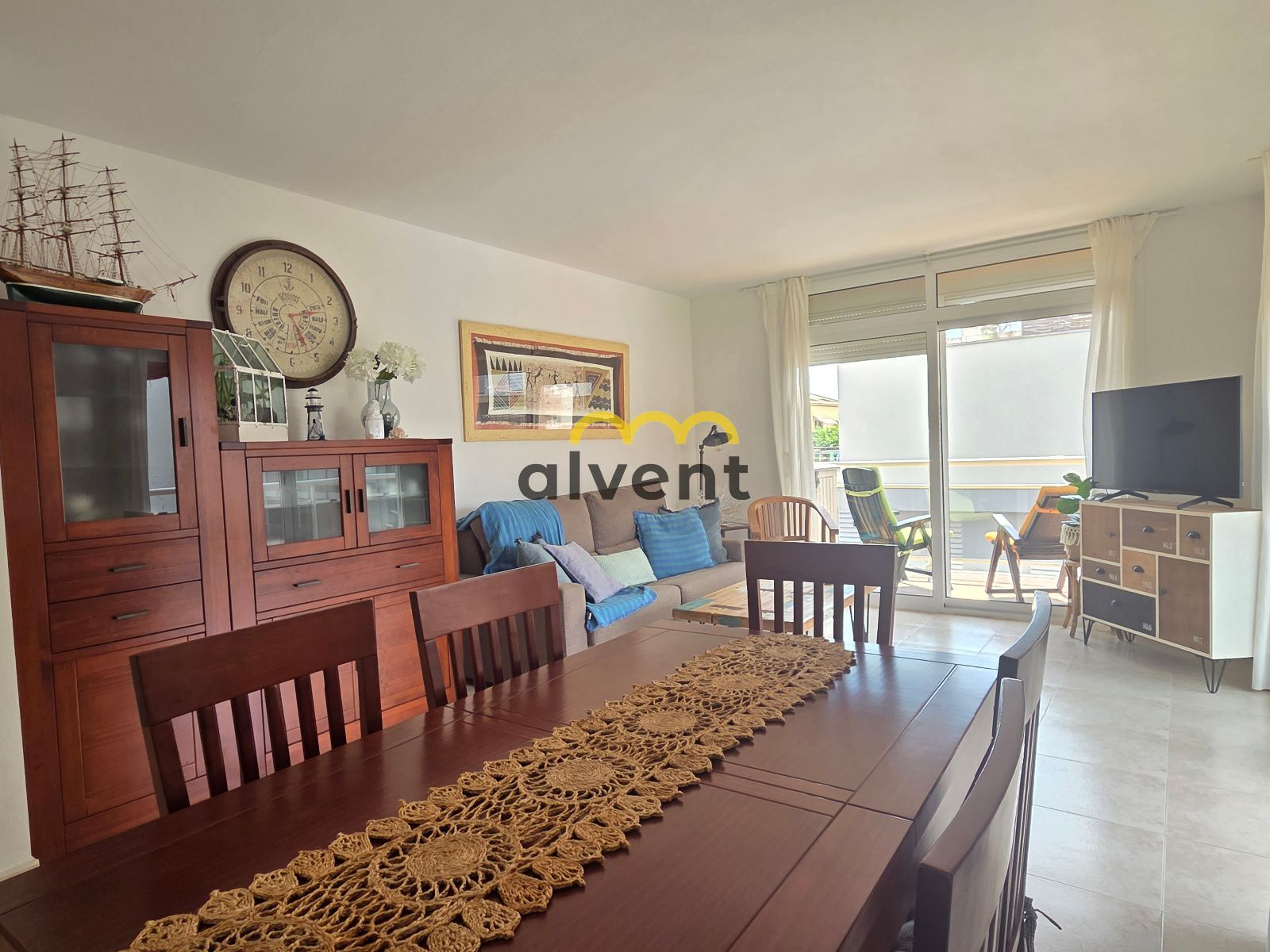 Apartamento con terraza, piscinas y parking doble a 150 m de la playa - Foto 2