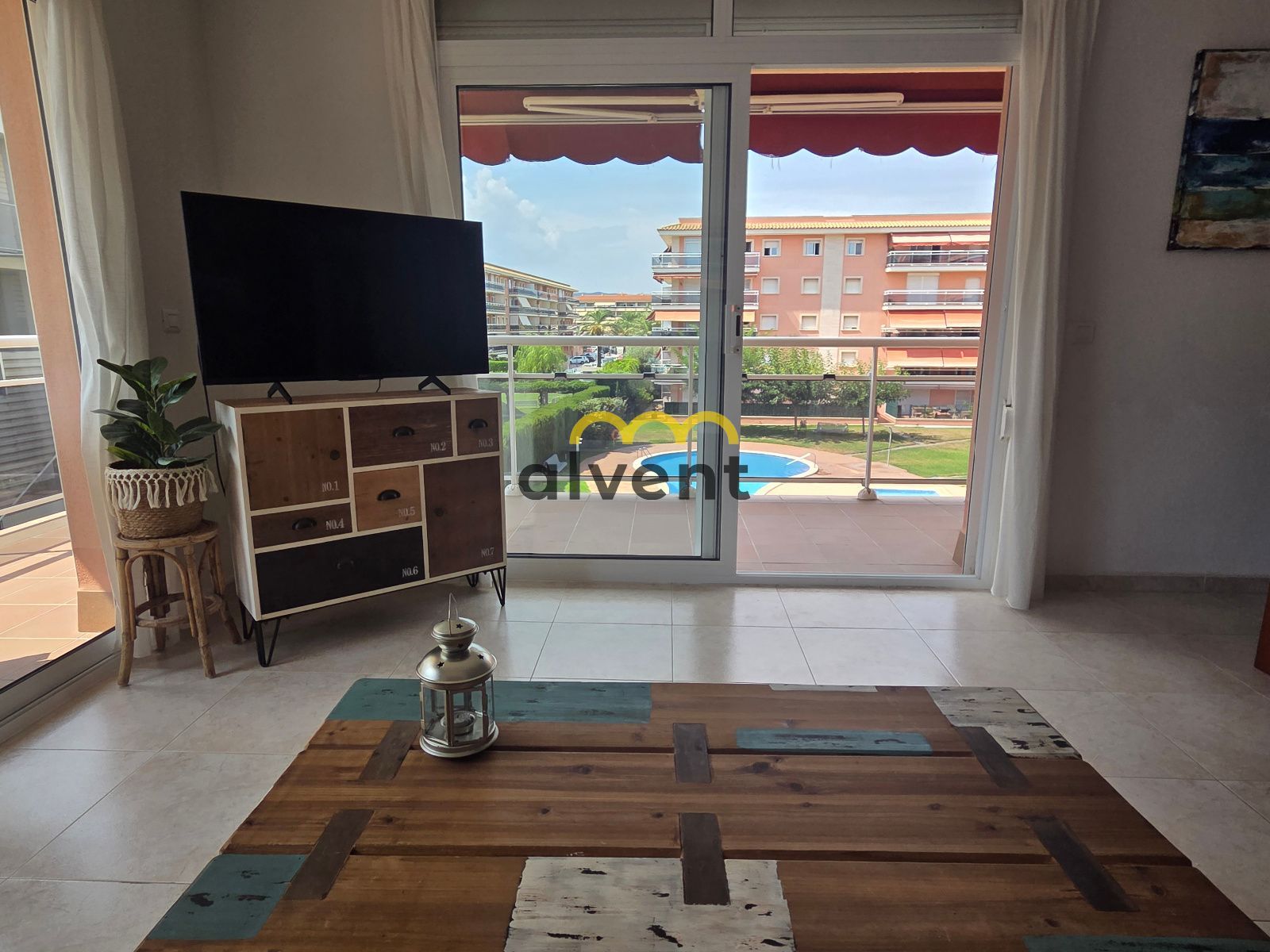 Apartamento con terraza, piscinas y parking doble a 150 m de la playa - Foto 3