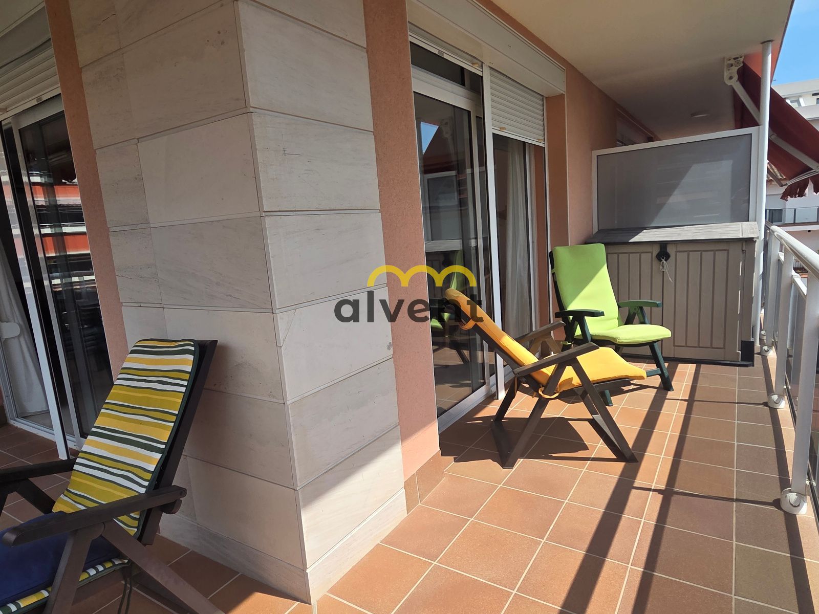 Apartamento con terraza, piscinas y parking doble a 150 m de la playa - Foto 4