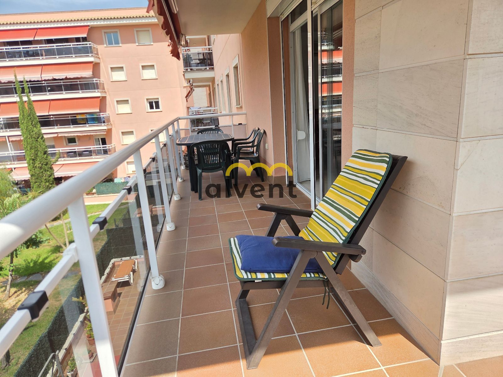 Apartamento con terraza, piscinas y parking doble a 150 m de la playa - Foto 5