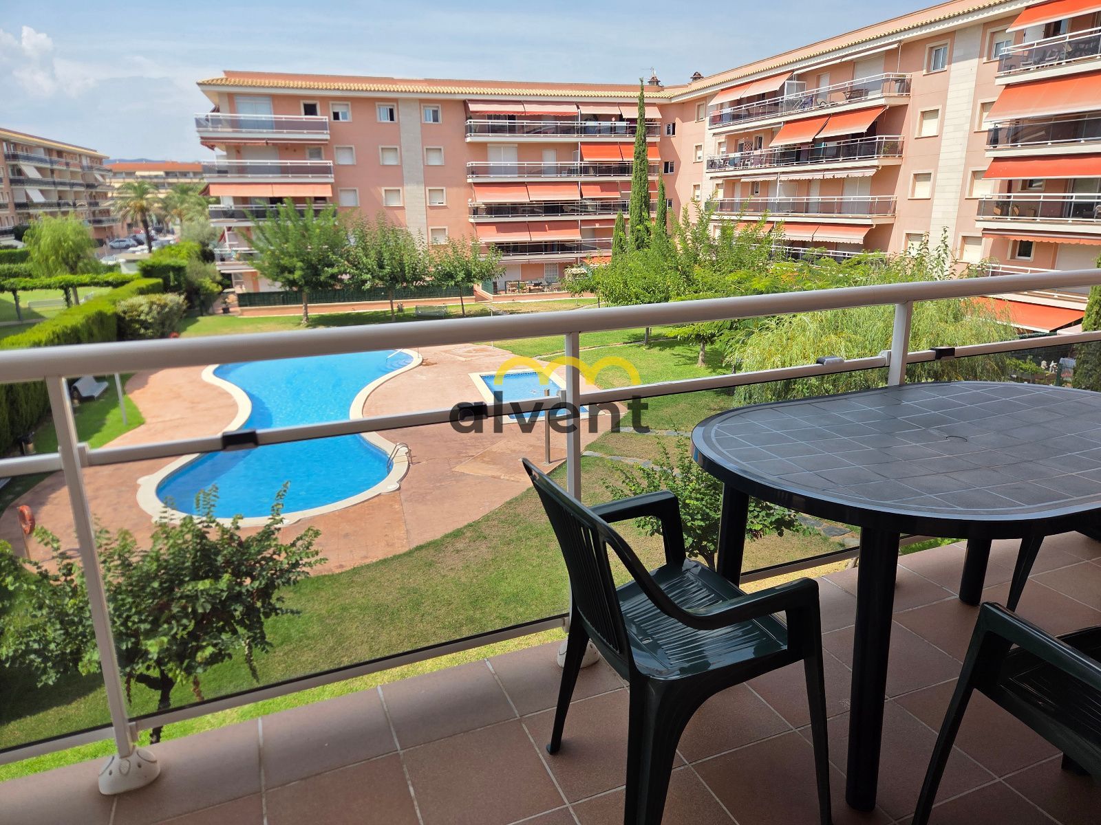 Apartamento con terraza, piscinas y parking doble a 150 m de la playa - Foto 6