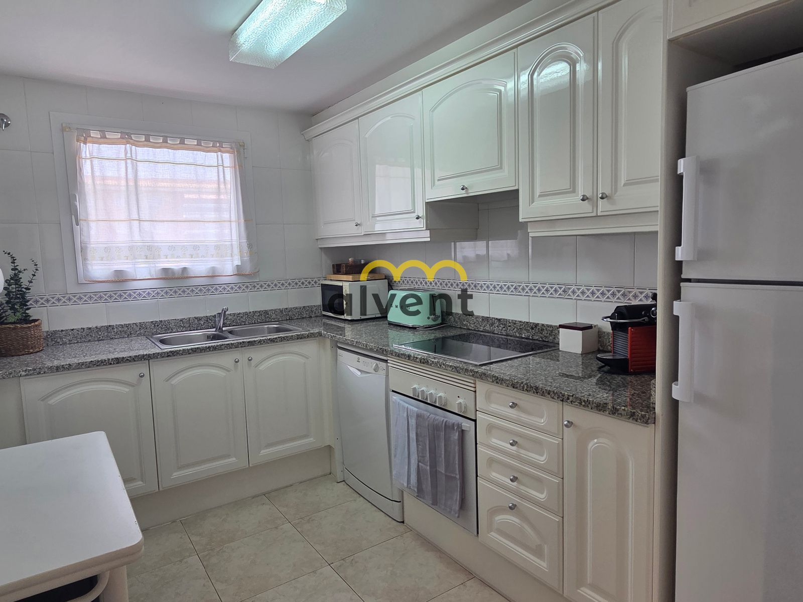 Apartamento con terraza, piscinas y parking doble a 150 m de la playa - Foto 8