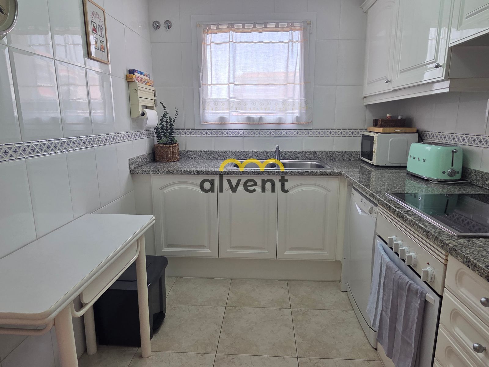 Apartamento con terraza, piscinas y parking doble a 150 m de la playa - Foto 9