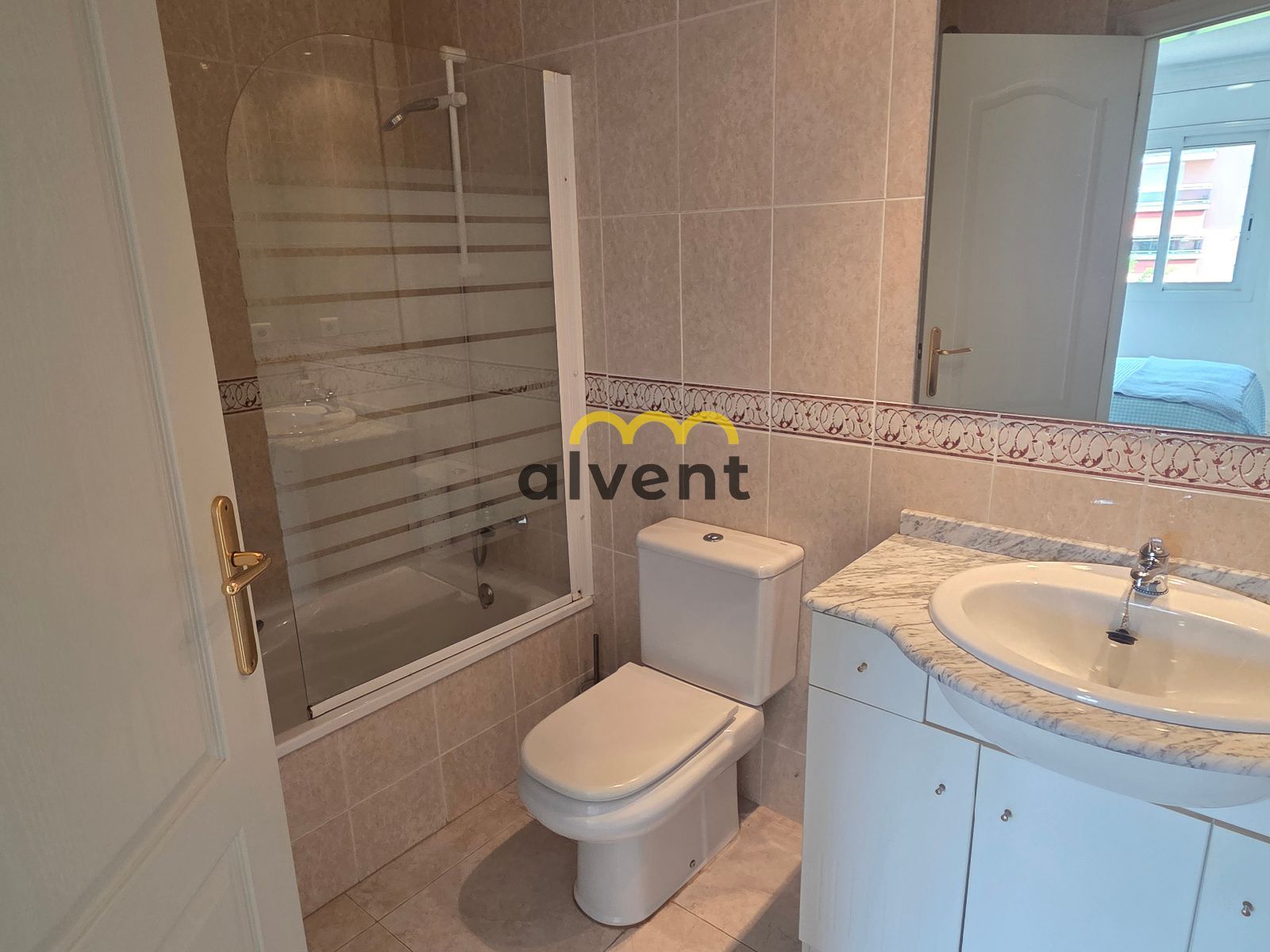 Apartamento con terraza, piscinas y parking doble a 150 m de la playa - Foto 20