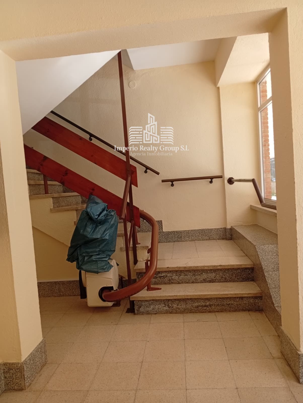 🏡 Piso exterior de 3 dormitorios con terrazas y vistas a la montaña en Oyanco – 48.000 €