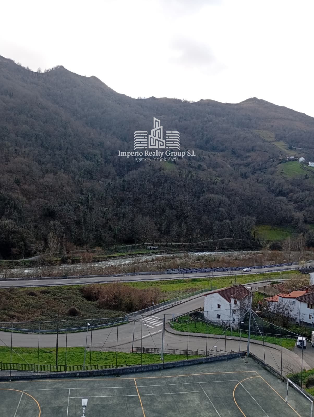 🏡 Piso exterior de 3 dormitorios con terrazas y vistas a la montaña en Oyanco – 48.000 €