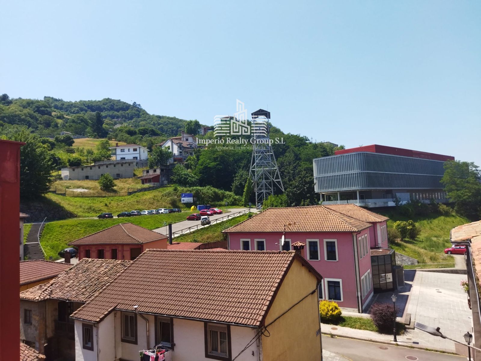 🏡 Exclusivo piso de 3 dormitorios con terraza, suelo radiante y vistas a la montaña en El Entrego