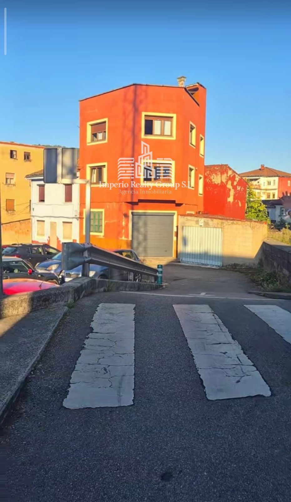 Casa de 2 plantas con amplia cochera, terraza con vistas y gran potencial de reforma