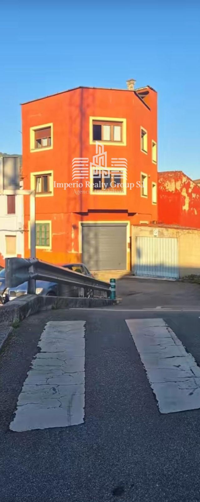 Casa de 2 plantas con amplia cochera, terraza con vistas y gran potencial de reforma