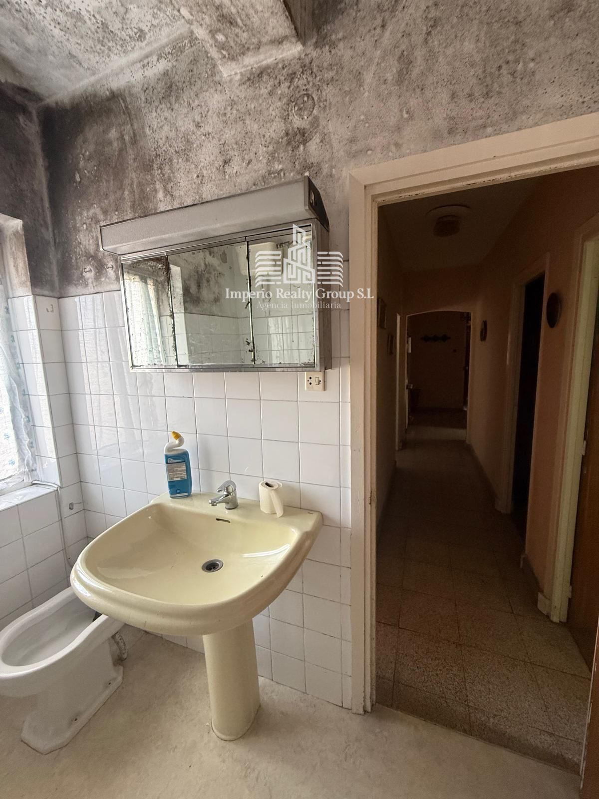 Amplia casa de 3 habitaciones con terraza y tejado renovado en Puertollano – ¡58.000 €!