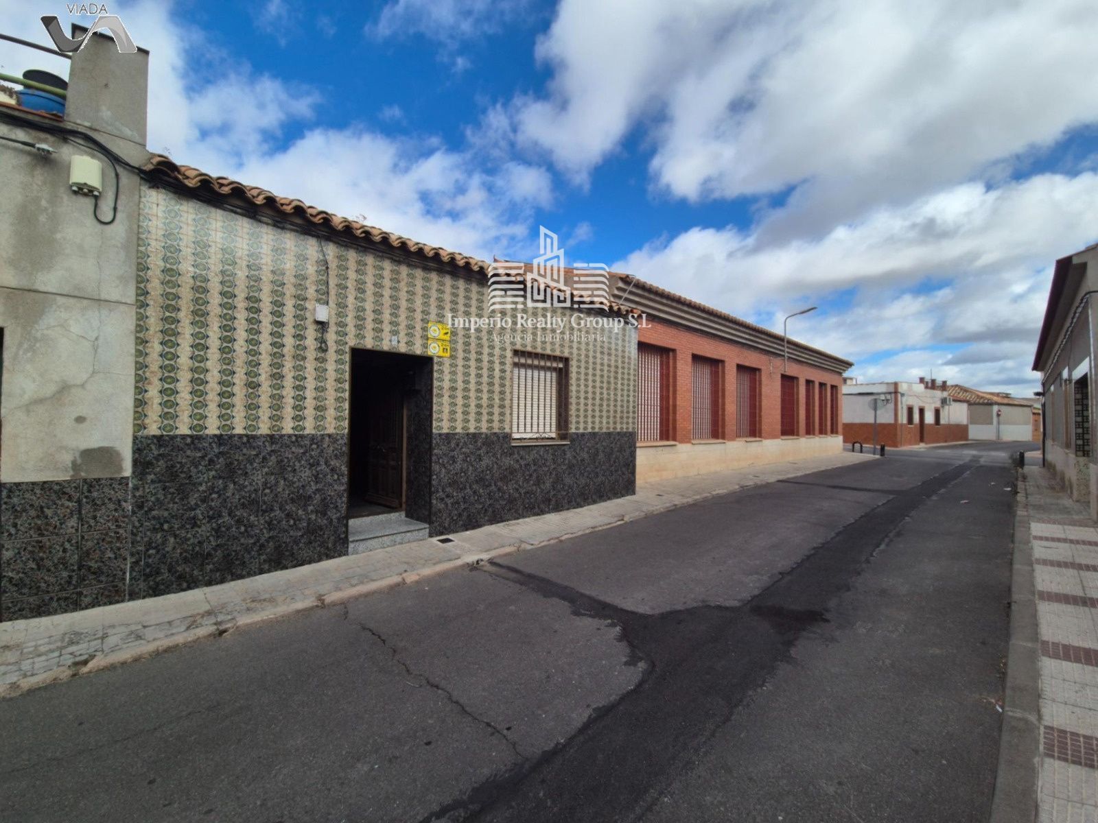 Amplia casa de 3 habitaciones con terraza y tejado renovado en Puertollano – ¡58.000 €!
