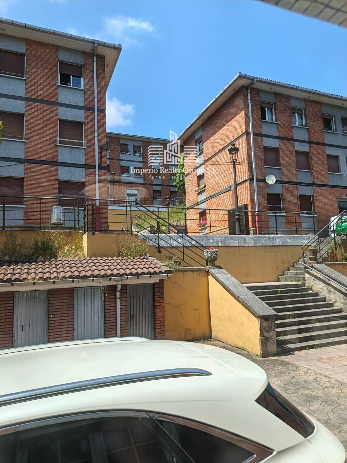 Piso en planta baja de 2 habitaciones con trastero en Tuilla