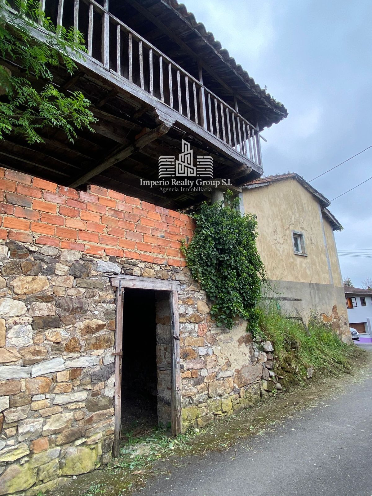 Casona asturiana con hórreo y 900 m² de parcela a 12 min de la playa – 84.000 €