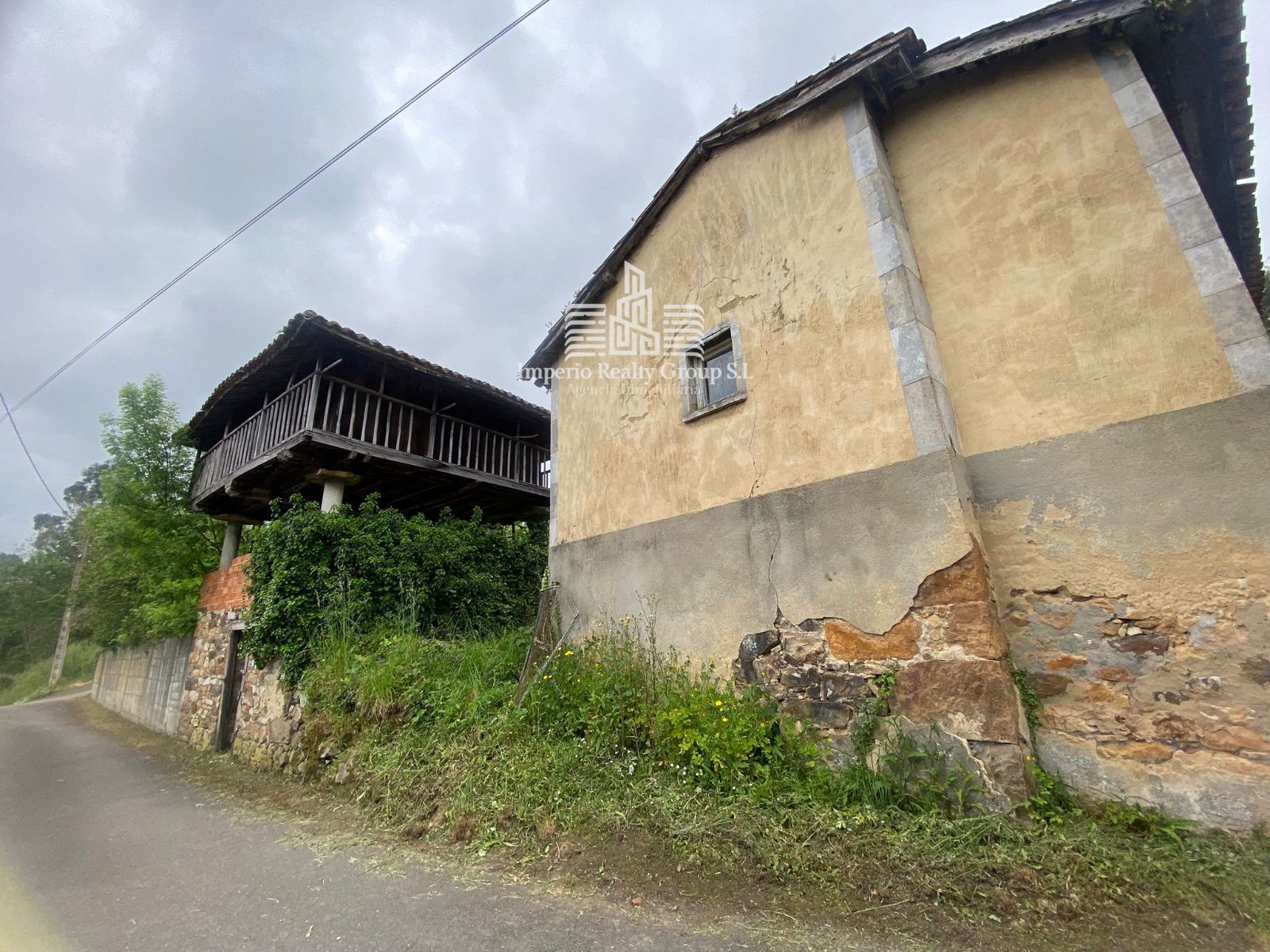 Casona asturiana con hórreo y 900 m² de parcela a 12 min de la playa – 84.000 €