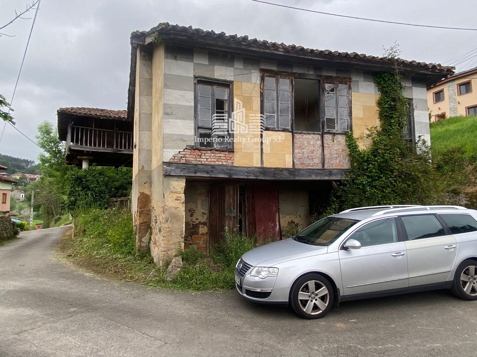 Casona asturiana con hórreo y 900 m² de parcela a 12 min de la playa – 84.000 €