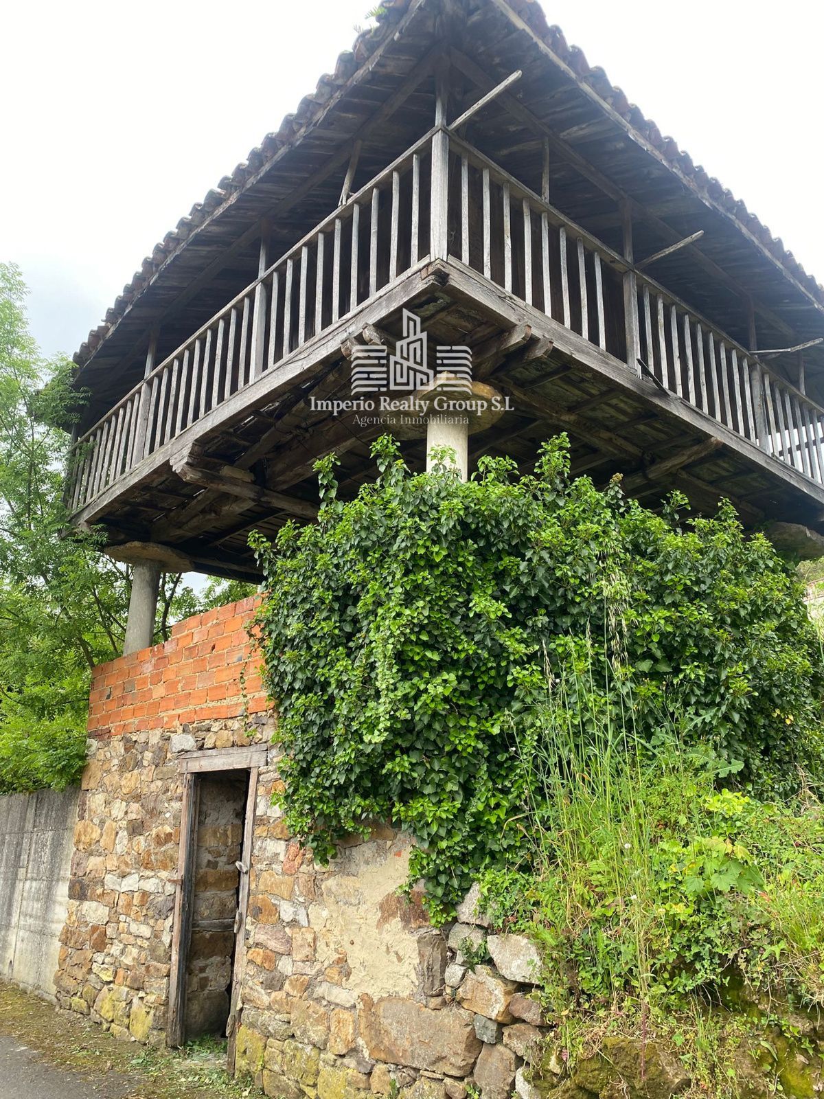 Casona asturiana con hórreo y 900 m² de parcela a 12 min de la playa – 84.000 €