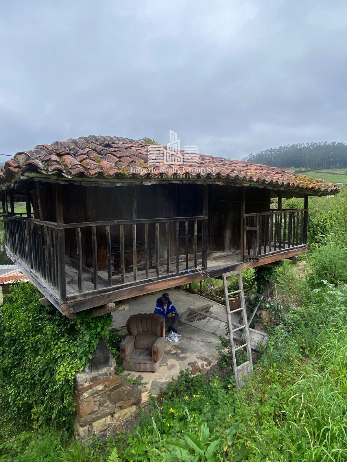 Casona asturiana con hórreo y 900 m² de parcela a 12 min de la playa – 84.000 €