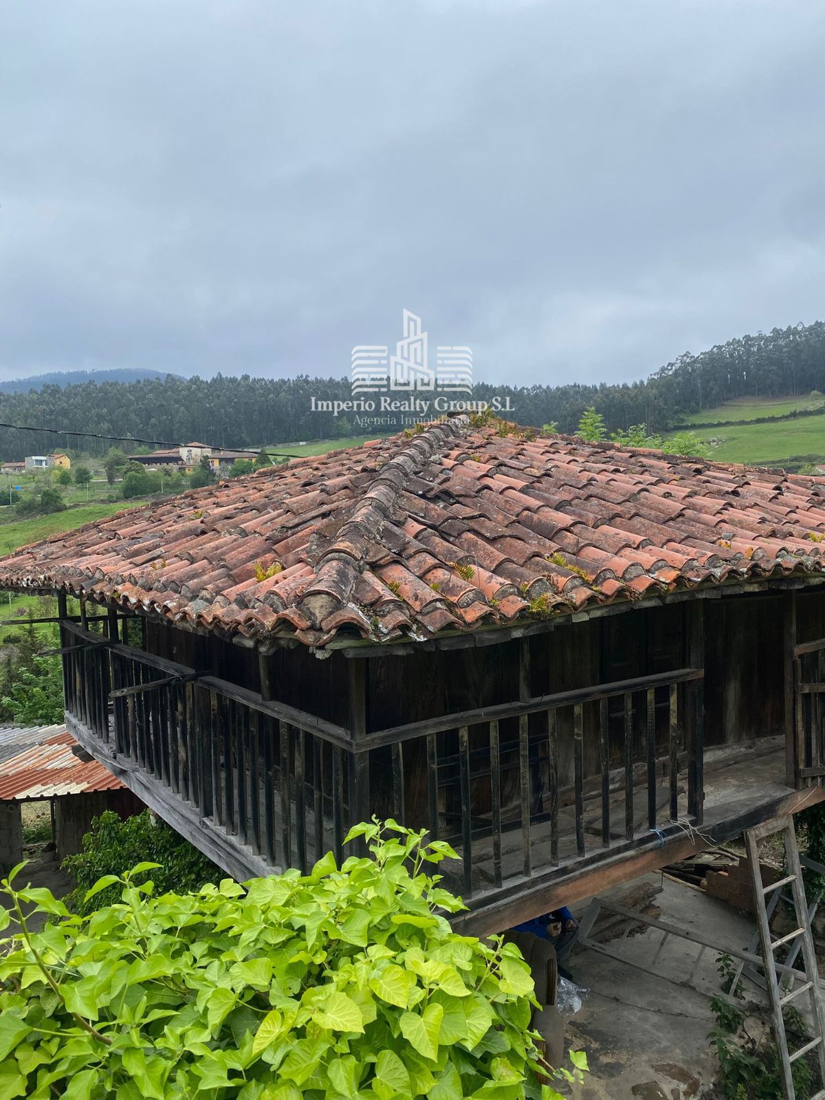 Casona asturiana con hórreo y 900 m² de parcela a 12 min de la playa – 84.000 €