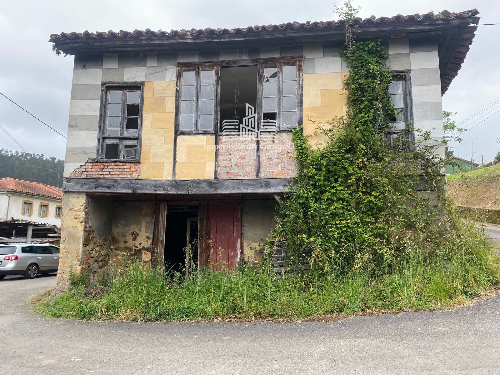 Casona asturiana con hórreo y 900 m² de parcela a 12 min de la playa – 84.000 €