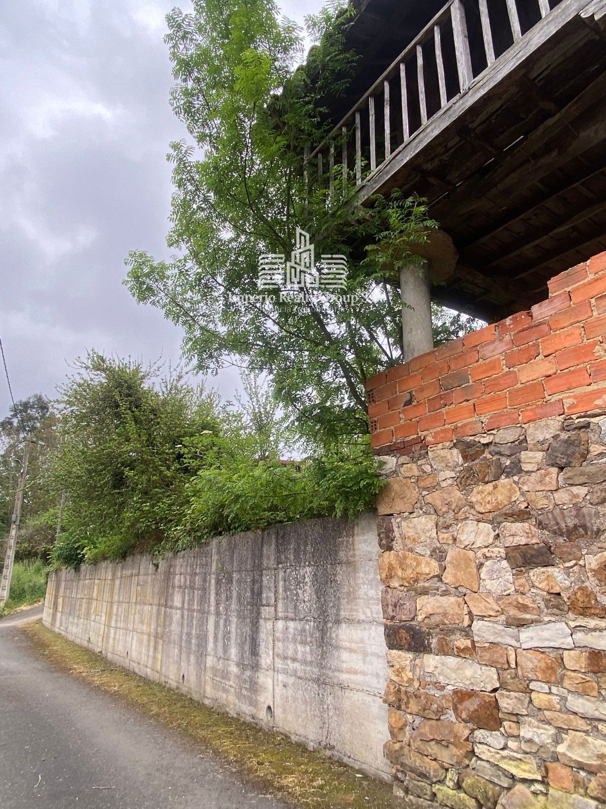 Casona asturiana con hórreo y 900 m² de parcela a 12 min de la playa – 84.000 €