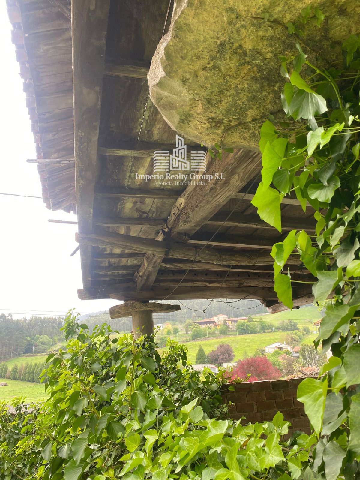 Casona asturiana con hórreo y 900 m² de parcela a 12 min de la playa – 84.000 €