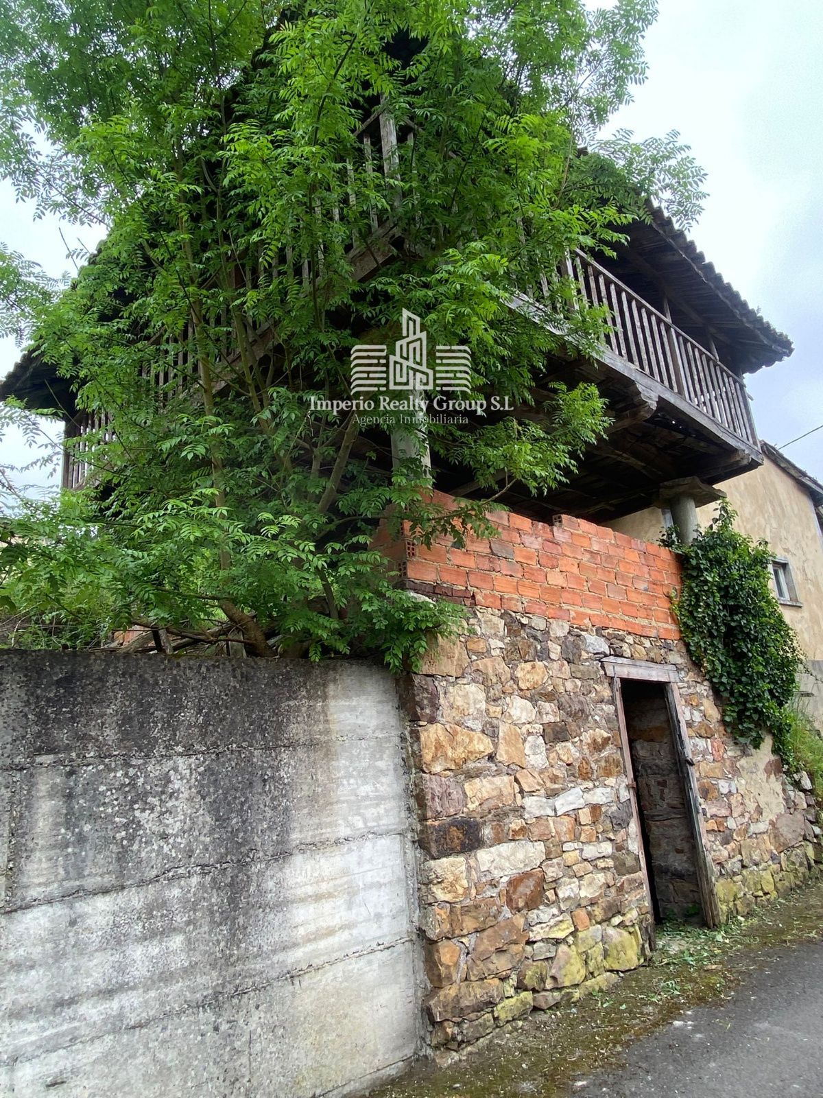 Casona asturiana con hórreo y 900 m² de parcela a 12 min de la playa – 84.000 €
