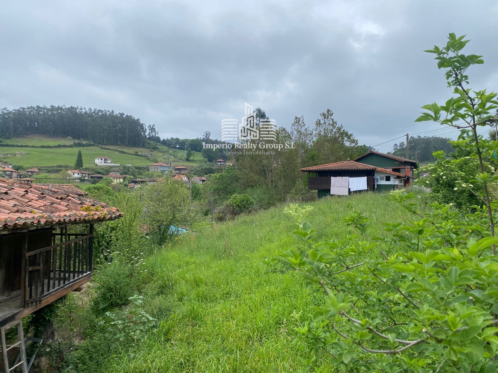 Casona asturiana con hórreo y 900 m² de parcela a 12 min de la playa – 84.000 €