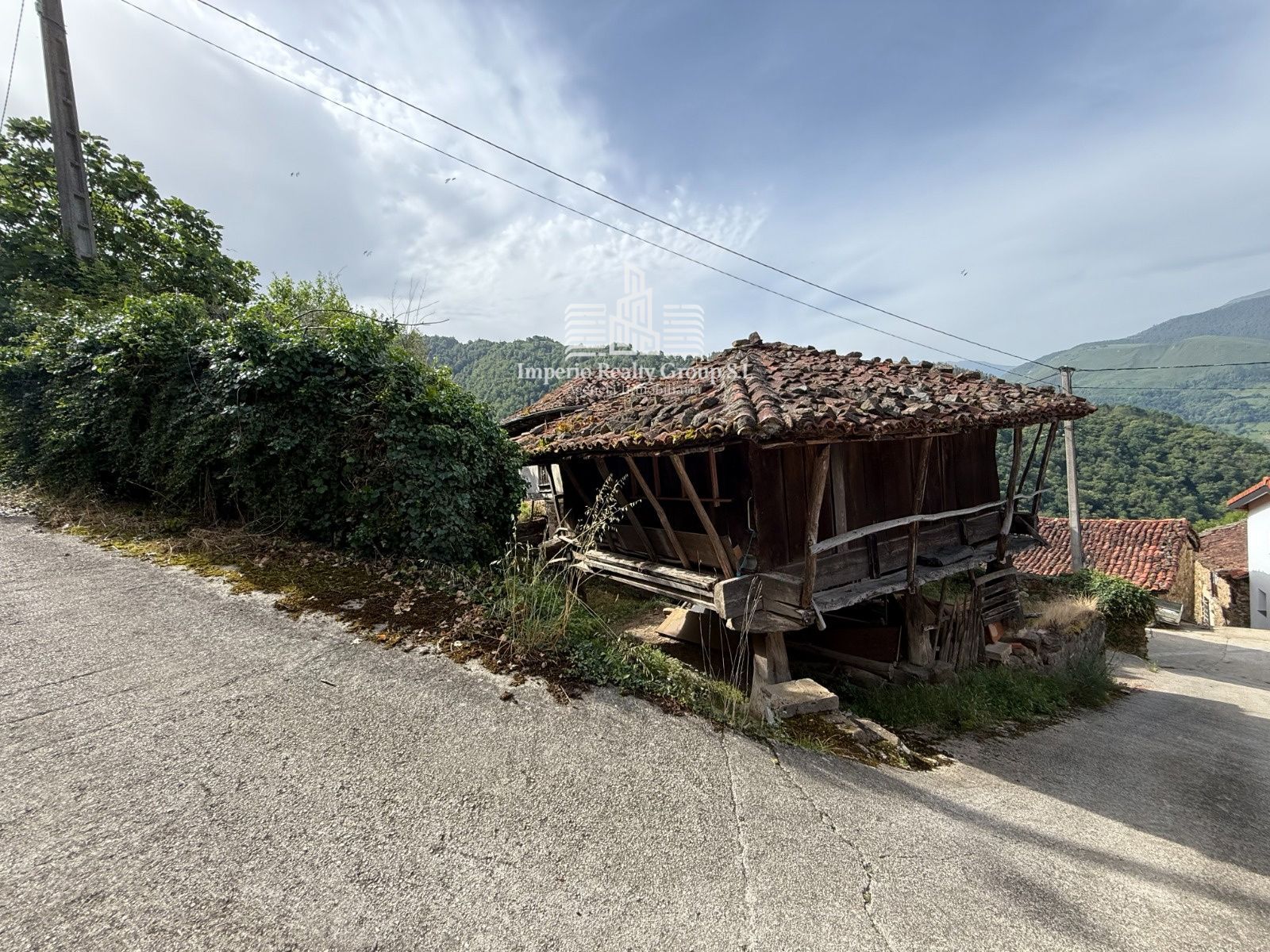 Casa con Panera y Pajar para Reformar junto a la Ermita de Alba – Quirós, Asturias
