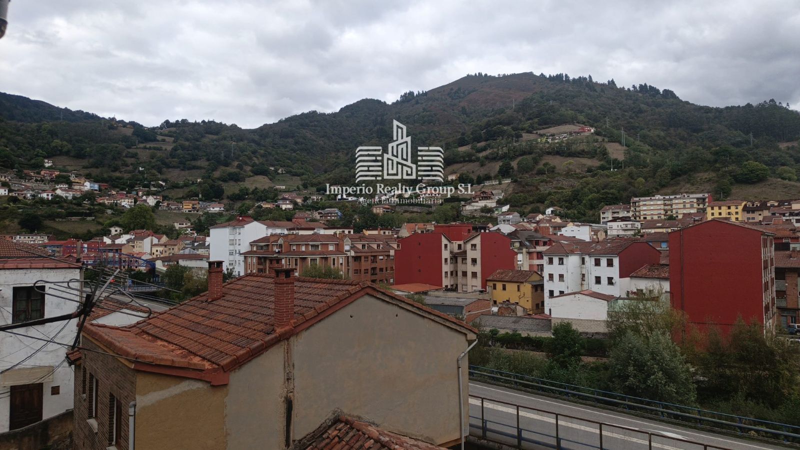 🏡 Casa para reformar con buhardilla y vistas al río, a 5 min del centro de Moreda