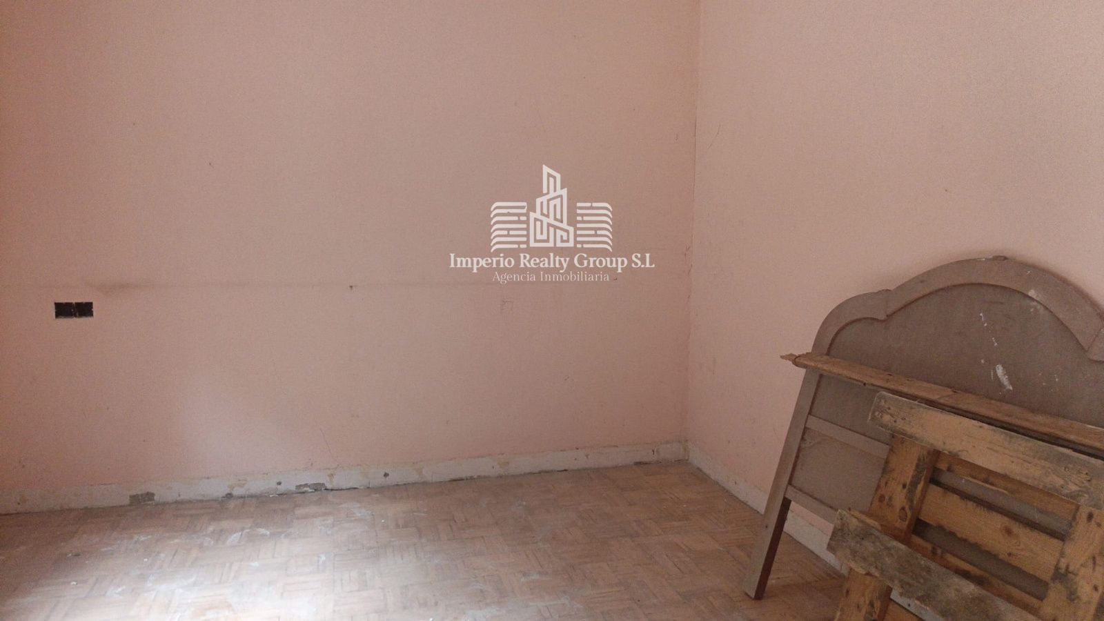 🏡 Casa para reformar con buhardilla y vistas al río, a 5 min del centro de Moreda