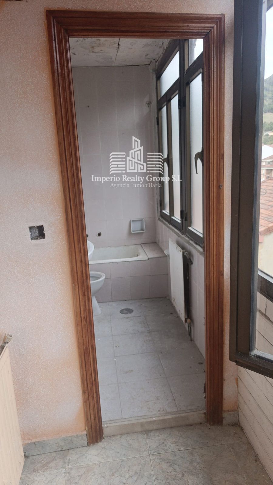 🏡 Casa para reformar con buhardilla y vistas al río, a 5 min del centro de Moreda