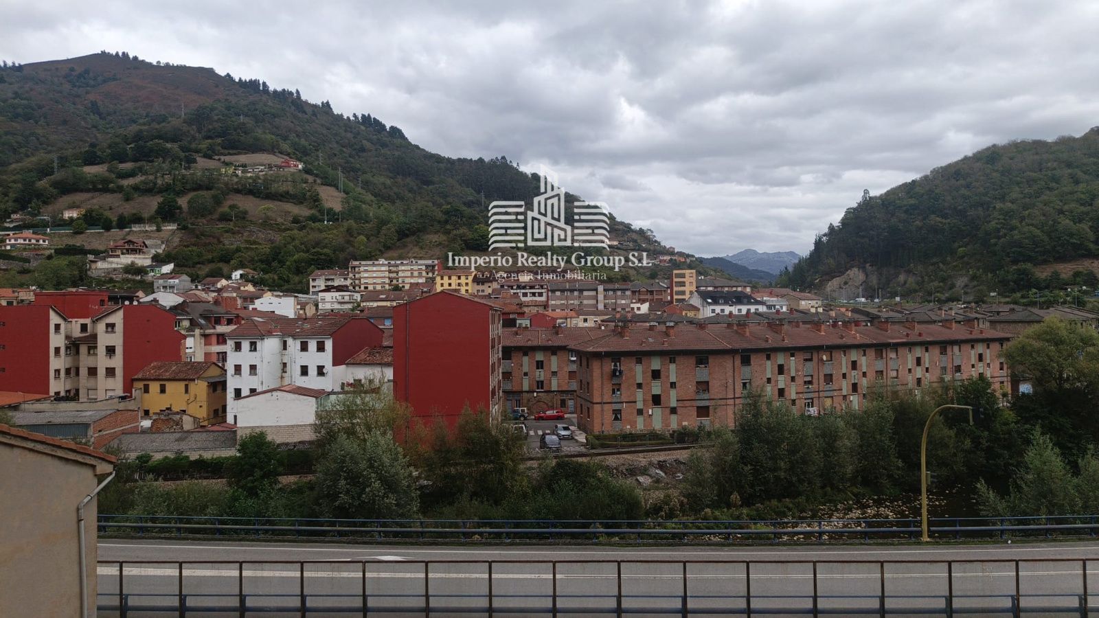 🏡 Casa para reformar con buhardilla y vistas al río, a 5 min del centro de Moreda