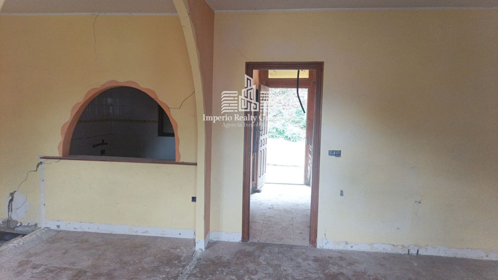 🏡 Casa para reformar con buhardilla y vistas al río, a 5 min del centro de Moreda