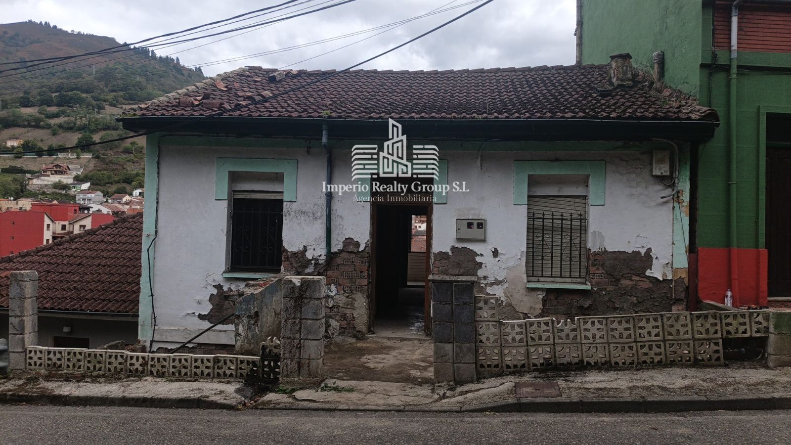 🏡 Casa para reformar con buhardilla y vistas al río, a 5 min del centro de Moreda