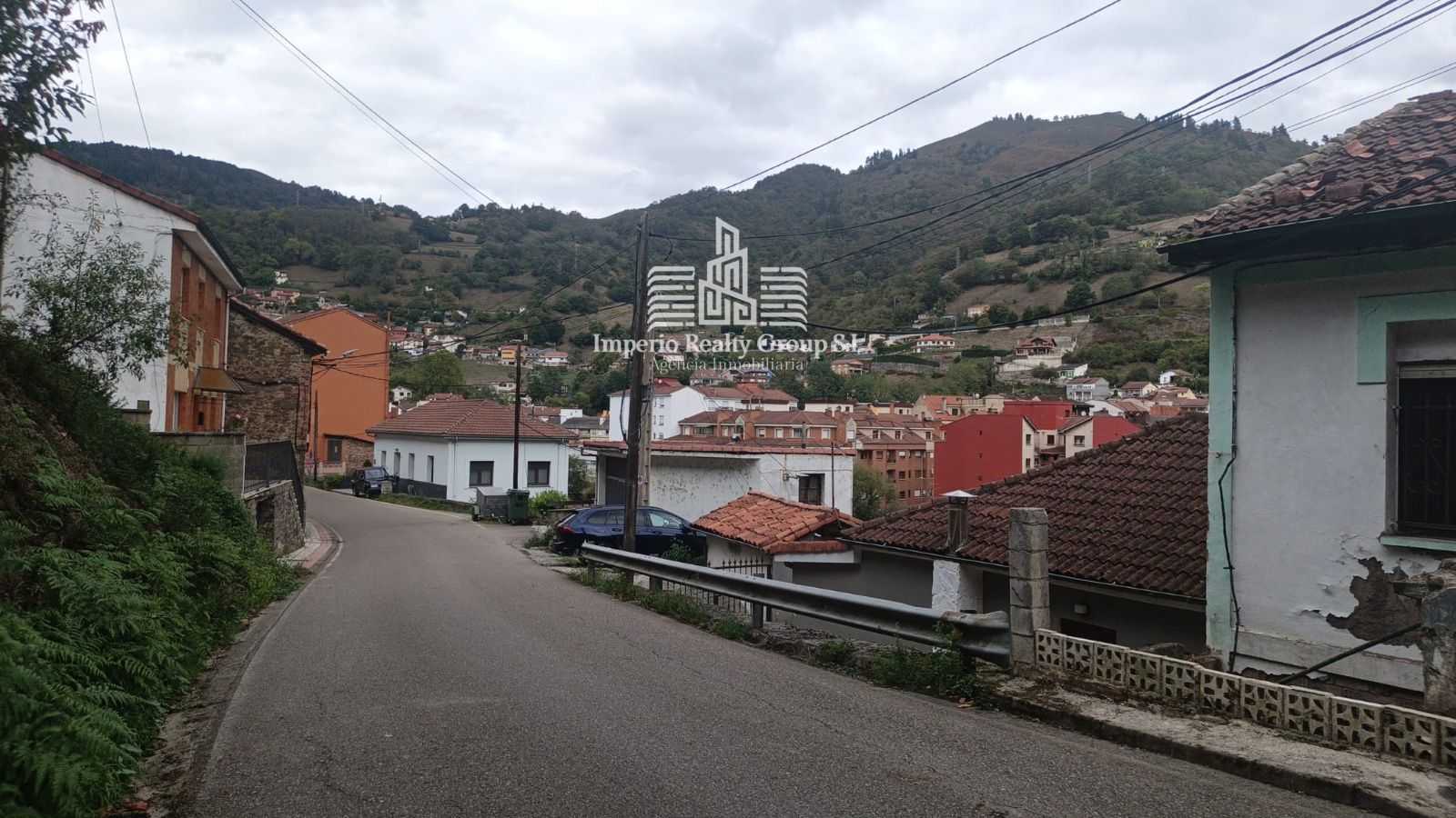 🏡 Casa para reformar con buhardilla y vistas al río, a 5 min del centro de Moreda