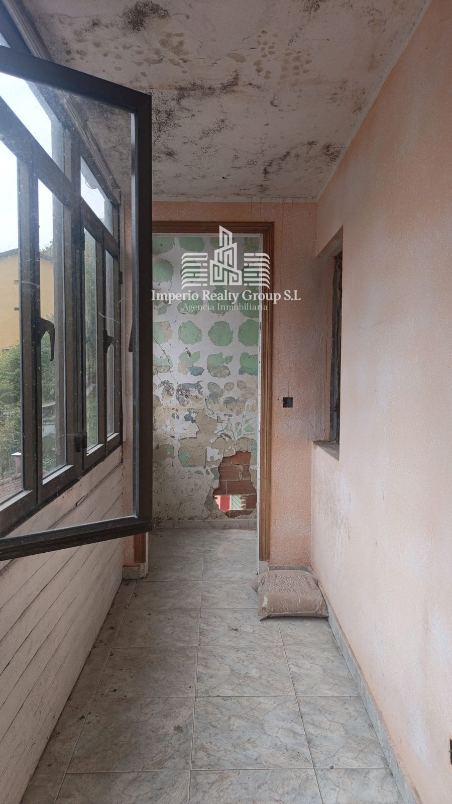 🏡 Casa para reformar con buhardilla y vistas al río, a 5 min del centro de Moreda