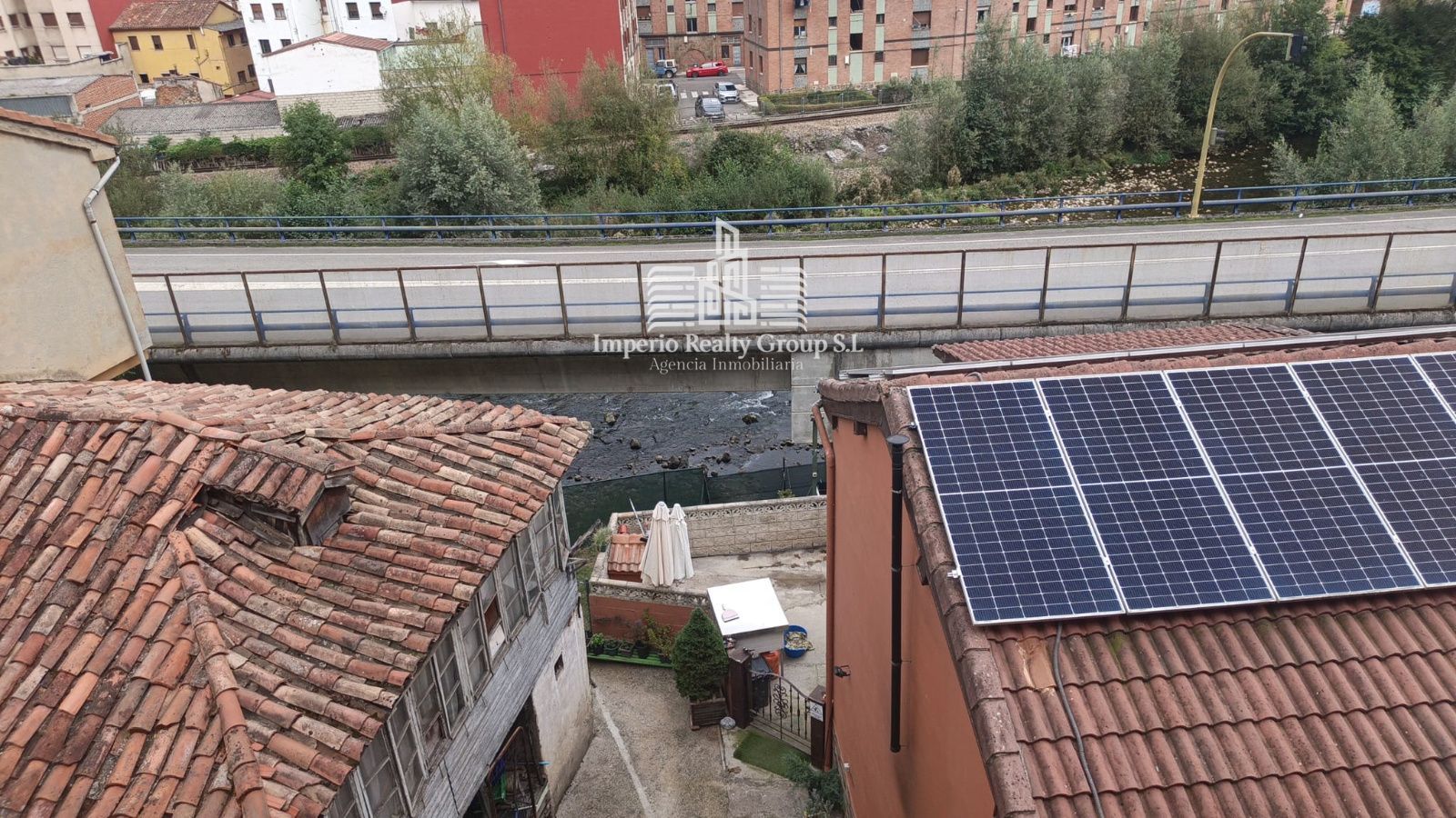 🏡 Casa para reformar con buhardilla y vistas al río, a 5 min del centro de Moreda