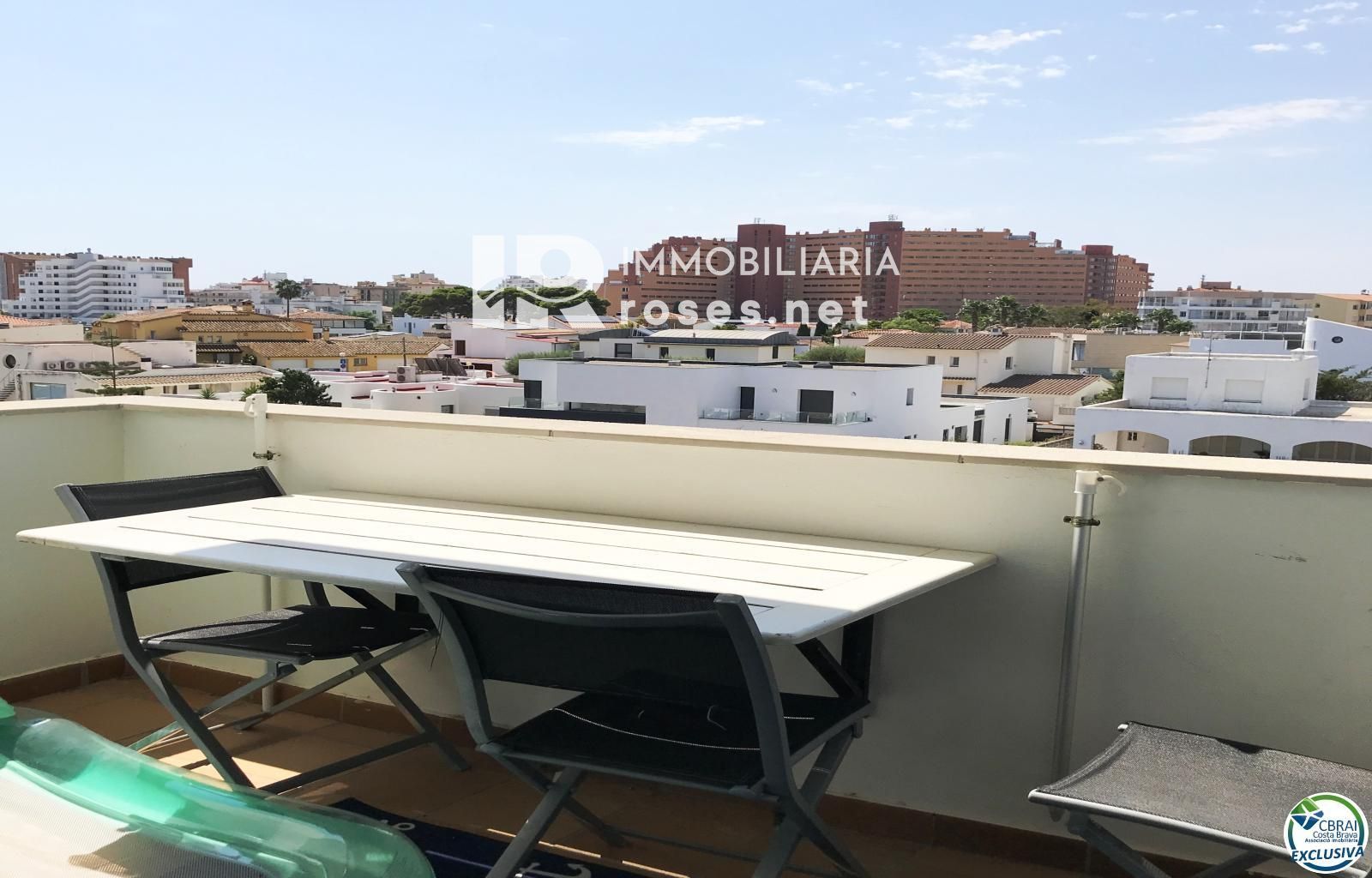 Apartamento de 3 habitaciones con piscina y aparcamiento privado en Santa Margarita Roses