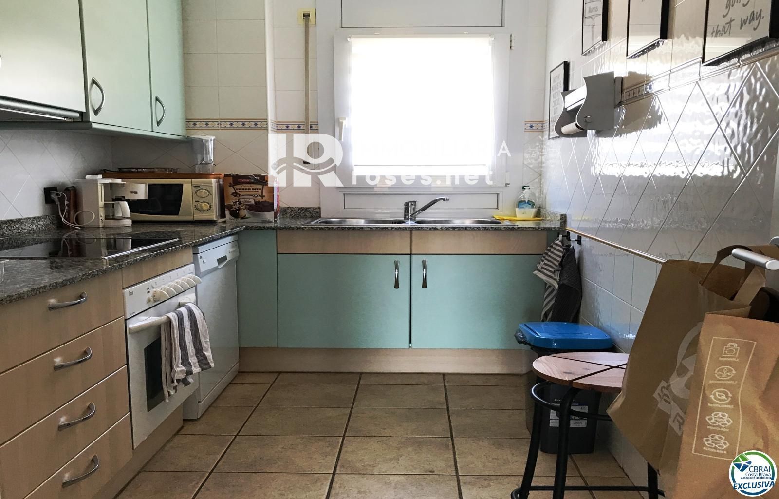 Apartamento de 3 habitaciones con piscina y aparcamiento privado en Santa Margarita Roses