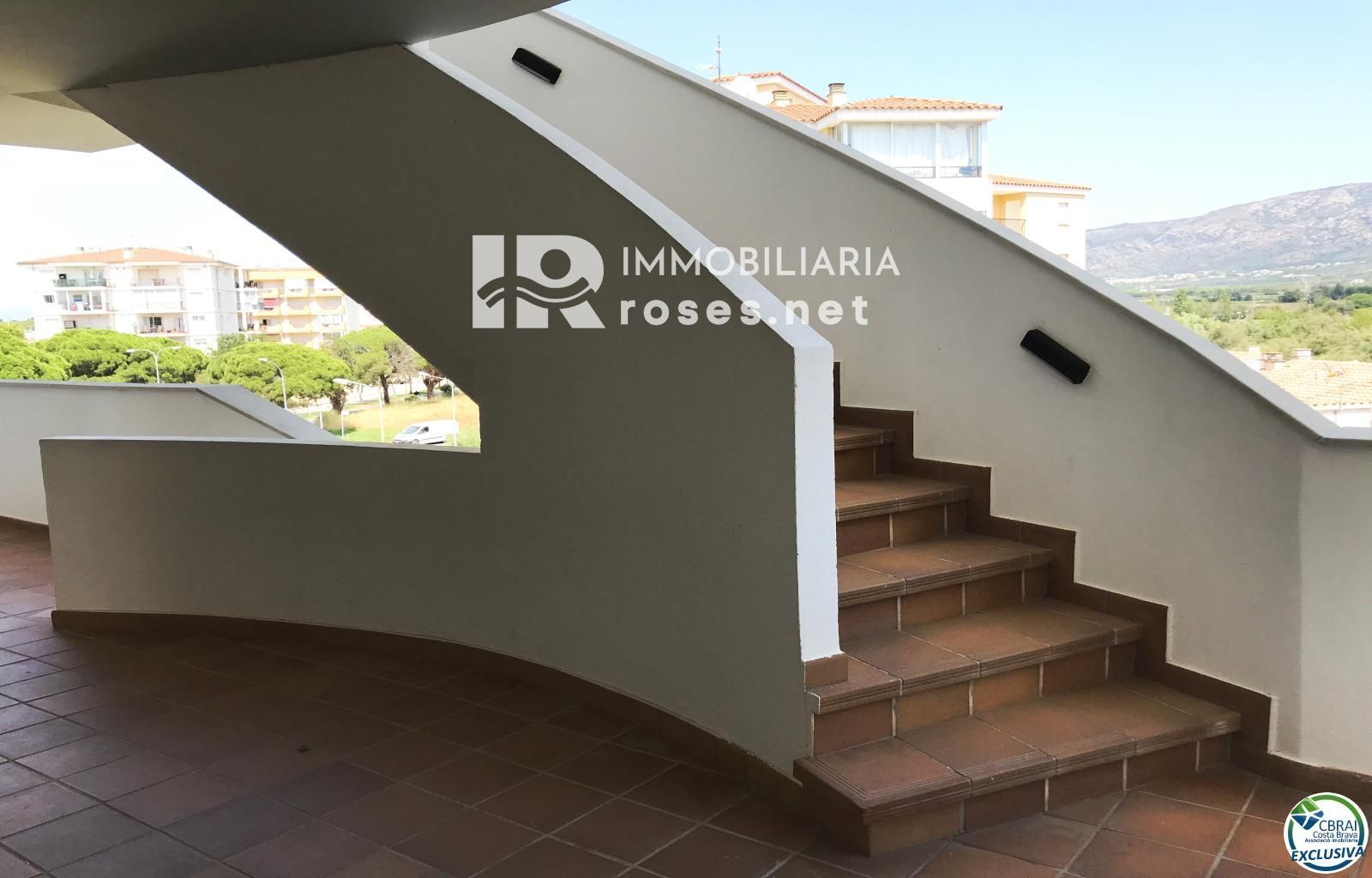 Apartamento de 3 habitaciones con piscina y aparcamiento privado en Santa Margarita Roses