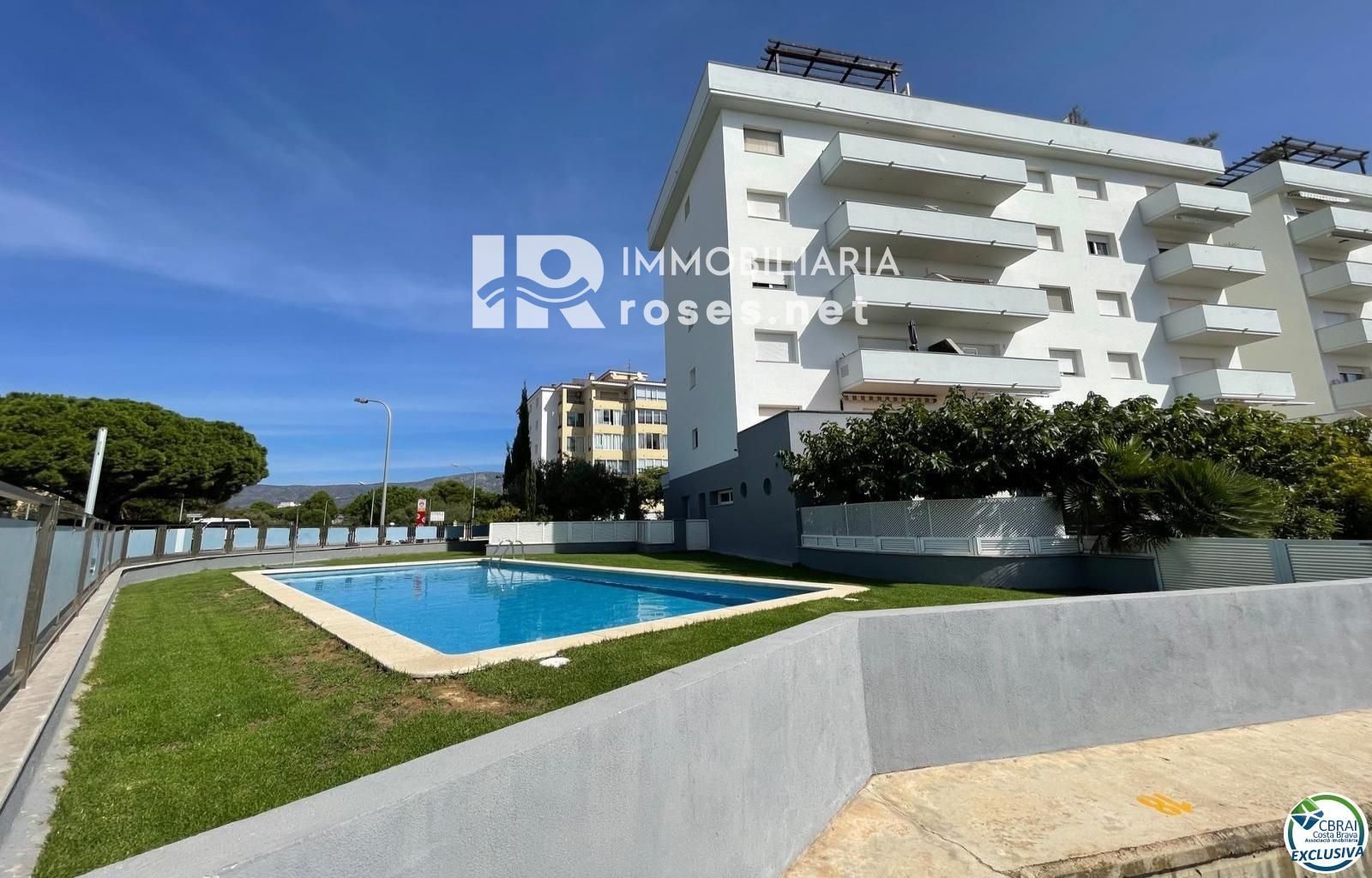Apartamento de 3 habitaciones con piscina y aparcamiento privado en Santa Margarita Roses