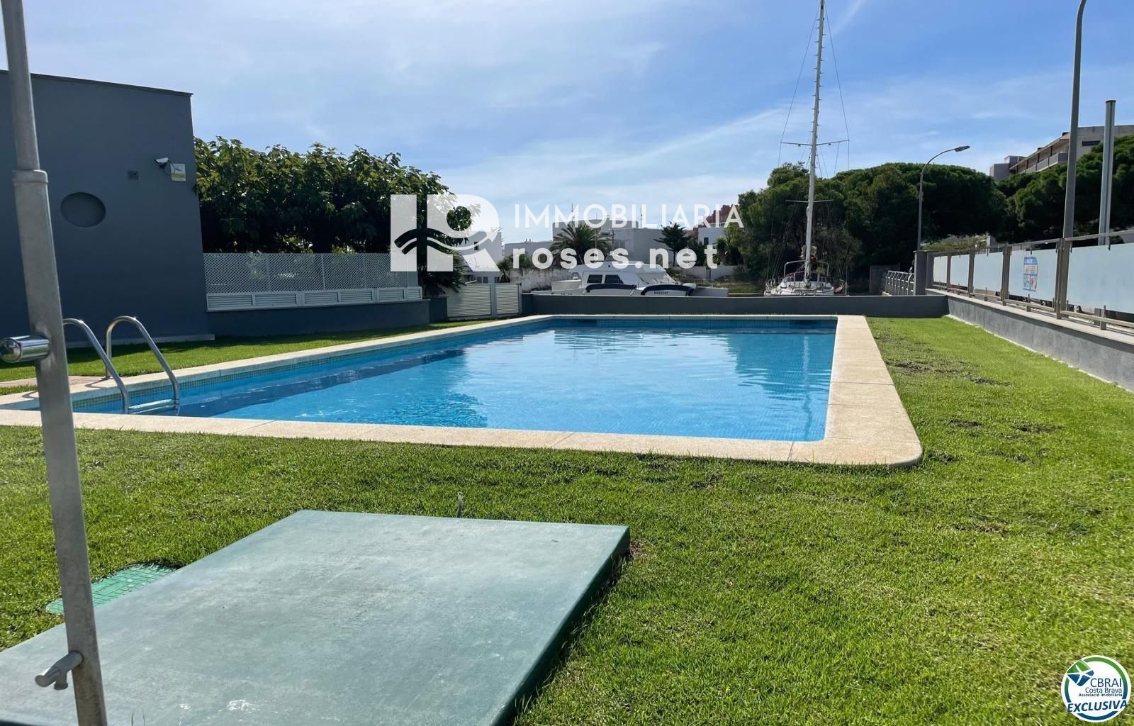 Apartamento de 3 habitaciones con piscina y aparcamiento privado en Santa Margarita Roses