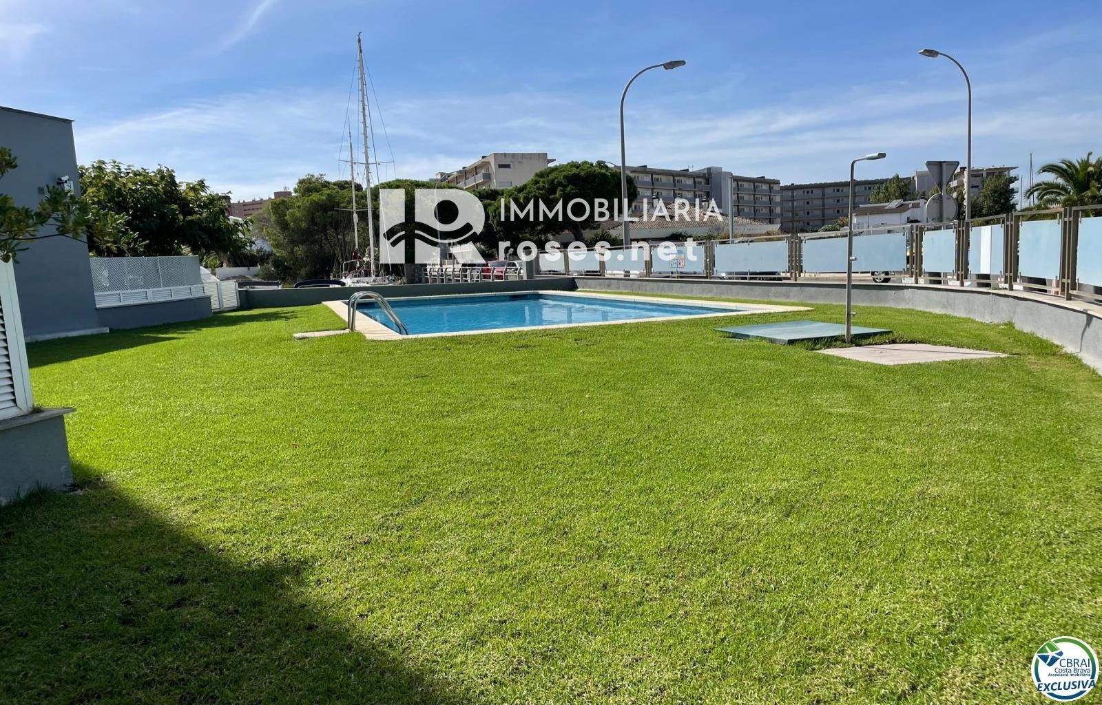 Apartamento de 3 habitaciones con piscina y aparcamiento privado en Santa Margarita Roses