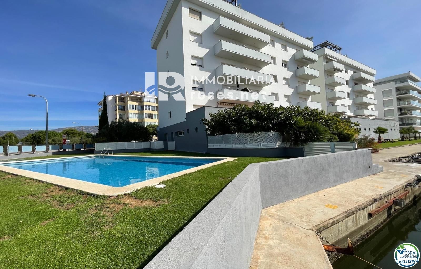 Apartamento de 3 habitaciones con piscina y aparcamiento privado en Santa Margarita Roses