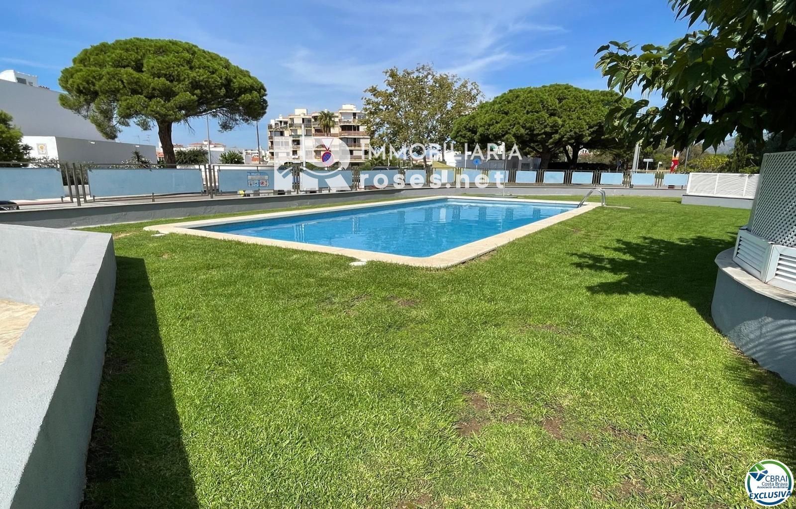 Apartamento de 3 habitaciones con piscina y aparcamiento privado en Santa Margarita Roses